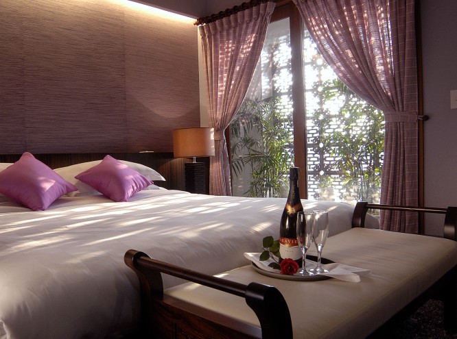 SERENADE HOTEL